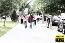 Флешмоб " Winter in Summer" в Баку  - в летнюю жару в зимней одежде (фотосессия)